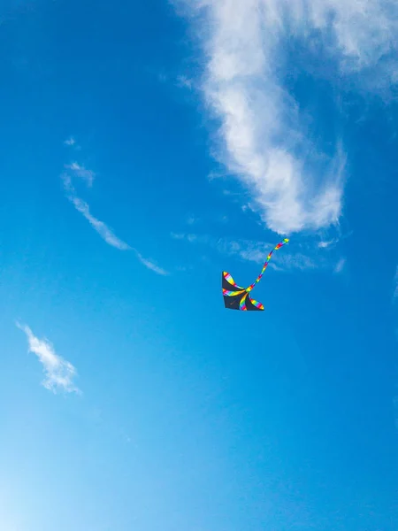 Vlieger Achtergrond Kleurrijk Vliegend Speelgoed Vlieger Vliegen Blauwe Wind Lucht — Stockfoto