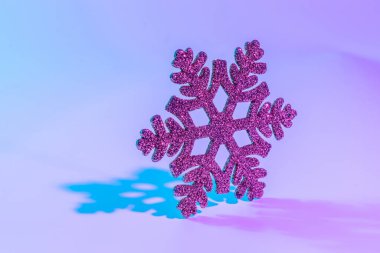 Neon xmas kış geçmişi. Asgari soyut Noel kar tanesi. Gece pembe renkte tatil süsü karı. En az yeni yıl kartı