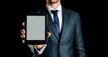 E-kitap okuyucu. Dijital kitap, kütüphane okuyucu tableti iş adamı elinde. Eğitim kavramı, kütüphane, öğrenciler