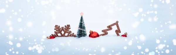 크리스마스볼 성탄절 트리로 장식된 겨울의 눈송이가 배경을 이루고 — 스톡 사진