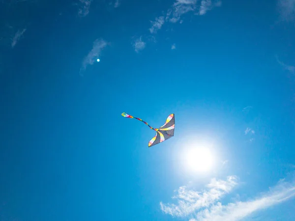 Vliegerwolken Kleurrijk Vliegend Speelgoed Vlieger Vliegen Blauwe Wind Lucht Achtergrond — Stockfoto