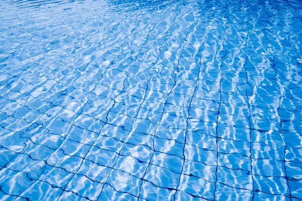 青い水の背景 夏の海の模様 プールの水面又は波の質感 — ストック写真