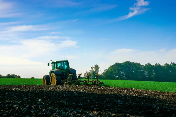 Traktor Farm Mezőgazdasági Mezőgazdasági Mezőgazdasági Gépek Tájvédelmi Területen Mezőgazdasági Gépek — Stock Fotó