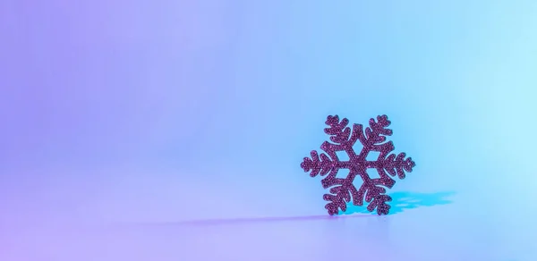 ネオンクリスマス冬の背景 最小限の抽象的なクリスマスの雪のフレーク 夜のピンクのグラデーションに休日の装飾雪 ハッピーニューイヤーコピースペース — ストック写真