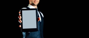 Ebook şablonu. Dijital kitap, kütüphane okuyucu tableti iş adamı elinde. Çevrimiçi öğrenim, ev okulu konsepti