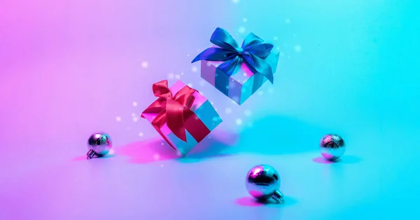 Neon Frohe Weihnachten Winter Hintergrund Weihnachtsgeschenkbox Mit Lichterglanz Weihnachtsgeschenke Dekorationskugeln — Stockfoto