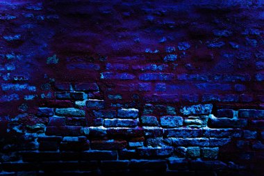 Neon duvar. Koyu mavi gece lambası arka planı. Soyut bar tuğlası neon dokusu. Boş tuğla duvarda pembe ve mavi ışık efekti
