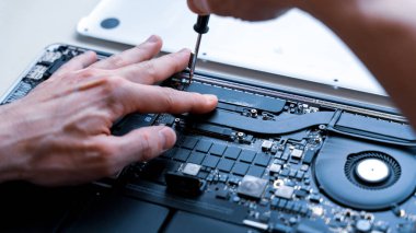 Bakım bilgisayarı. Tamir mühendisi desteği. Donanım geçmişinde dizüstü bilgisayarı olan bir bilgisayar teknisyeni servisi. Elektronik teknoloji geliştirme kavramı