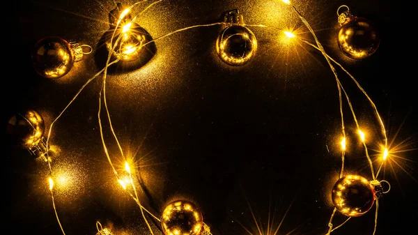 Xmas 빛난다 크리스마스 장식물 장식에 황금빛 배경에는 전구가 떨어져 크리스마스 — 스톡 사진