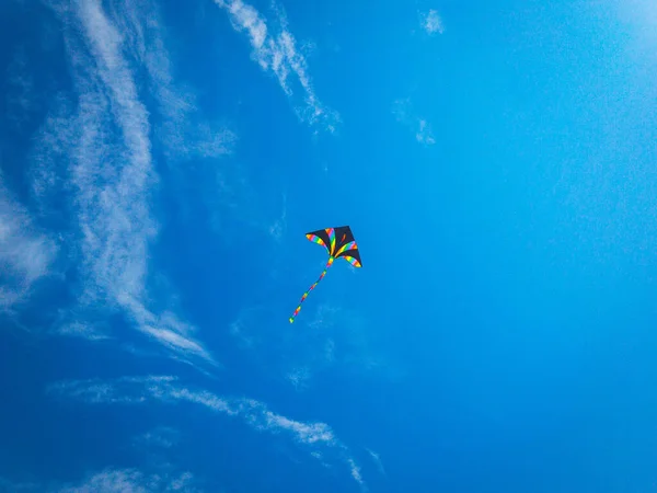 Vlieger Vliegen Kleurrijk Hoog Vliegenspeelgoed Vlieger Blauwe Wind Lucht Achtergrond — Stockfoto