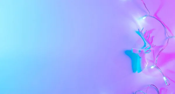 クリスマス動物ネオン冬の背景 休日のトナカイ ネオングラデーションの背景に装飾バブルボール 最小限の抽象的なクリスマストナカイ ハッピーニューイヤーコピースペース — ストック写真