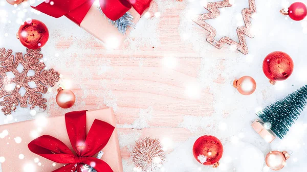Xmasの背景テーブル 冬の木製の装飾の背景 古い素朴な壁 白い凍結雪 黄金のボールとギフトボックスとクリスマスボード 極小平面 — ストック写真