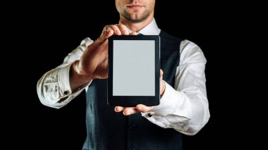 E-kitap okuyucu. Dijital kitap, kütüphane okuyucu tableti iş adamı elinde. Eğitim kavramı, kütüphane, öğrenciler