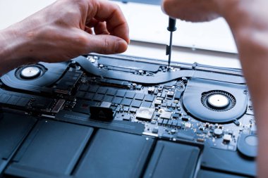 Bakım bilgisayarı. Tamir mühendisi desteği. Donanım geçmişinde dizüstü bilgisayarı olan bir bilgisayar teknisyeni servisi. Elektronik teknoloji geliştirme kavramı