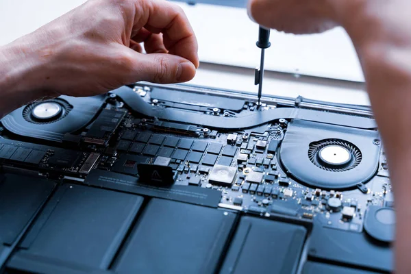 Onderhoudscomputer Onderhoud Reparatie Ingenieur Ondersteuning Computer Technicus Service Met Laptop — Stockfoto