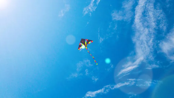 风筝蓝天 色彩艳丽的飞行玩具 空气风筝在风云上飘扬 彩虹风筝在夏天的背景 童年的概念 — 图库照片