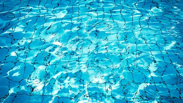 青い波だ プールの水のテクスチャ表面 夏海抽象パターン — ストック写真