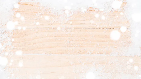 Zimowe drewno. Tablica bożonarodzeniowa ze starą, rustykalną ścianą, biały śnieg. Zimowe drewniane tło tekstury. inimal płaskie układanie. — Zdjęcie stockowe