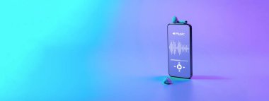 Müzik uygulaması. Müzik uygulamalı cep telefonu ekranı, ses kulaklıkları. Radyolu ses, neon gradyanı ile çarpıyor. Kayıt stüdyosu veya podcast afişi.