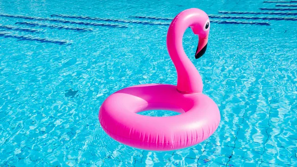 Тропический фламинго. Розовый надувной фламинго в воде для летнего пляжного фона. Вечеринка у бассейна. — стоковое фото