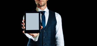 Ebook şablonu. Dijital kitap, kütüphane okuyucu tableti iş adamı elinde. Çevrimiçi öğrenim, ev okulu konsepti.