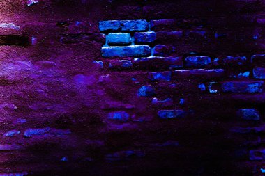 Tuğla neon duvar. Koyu mavi gece ışığı. Soyut bar neon dokusu. Kutlama gece görüşü, neon ışık, ışınlar arka plan.