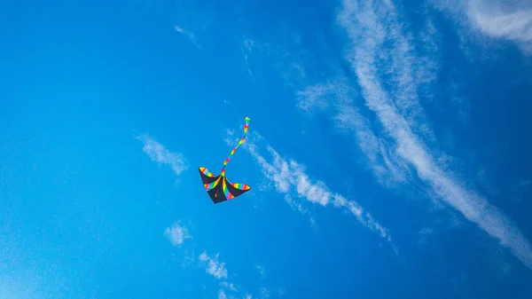 Drachenblauer Himmel. Buntes fliegendes Spielzeug. Drachen fliegen auf Windwolken. Regenbogendrachen im Sommerhintergrund. Konzept von Träumen, Freiheit, Kindheit. — Stockfoto