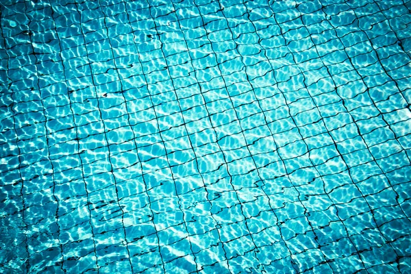 Superfície de água limpa. Textura de onda azul, fundo de água da piscina. Padrão de mar abstrato verão. — Fotografia de Stock