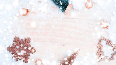 Kar tahtası arka planı. Eski kırsal duvarlı bir Noel tahtası, beyaz donmuş kar tanesi, altın toplar ve hediye kutusu. Kış ahşap dekorasyon geçmişi. Mutlu Noeller Noel kartı desenleri