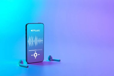 Müzik konsepti. Ses ritimleri, kulaklıklar, cep telefonu ekranında müzik uygulaması. Neon gradyan arkaplanda ses kaydı. Kayıt stüdyosu veya podcast afişi