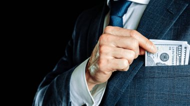 Amerikan Doları. İş adamı elinde Amerikan parası, nakit para tutuyor. Yüz dolarlık özgeçmiş