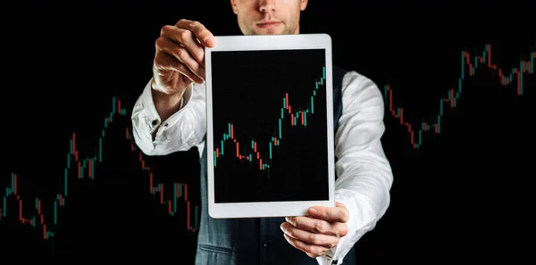 Prisdiagram Investeringsteknik App Digital Skärm Affärsman Händer Finansieringsansökan För Statistik — Stockfoto