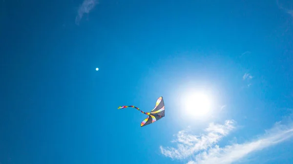 Vlieger Blauwe Lucht Kleurrijk Vliegend Speelgoed Vlieger Vliegen Windwolken Regenboog — Stockfoto