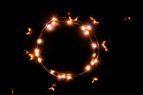 Xmas Garland 크리스마스 장식물 장식에 황금빛 배경에는 전구가 떨어져 크리스마스 — 스톡 사진