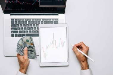 Modern kripto para birimi. Satmak, satın almak ve kâr payı istatistiklerini analiz etmek için mali başvuru. Dijital ekranda yatırım teknolojisi uygulaması. Ekonomik yenilik geçmişi