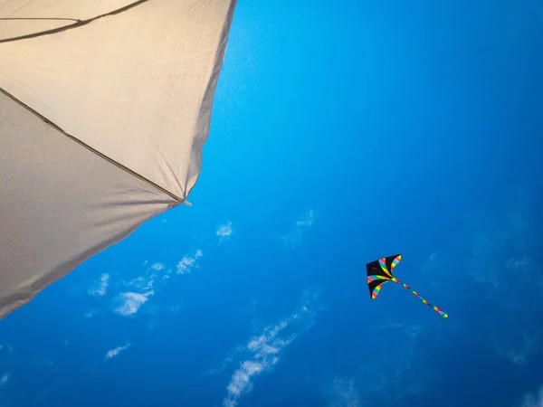 Vlieger Achtergrond Kleurrijk Vliegend Speelgoed Vlieger Vliegen Blauwe Wind Lucht — Stockfoto