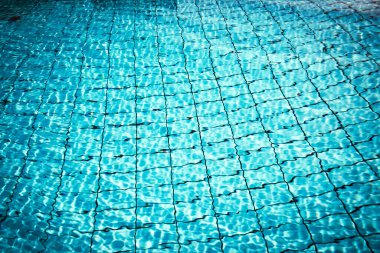 Mavi su arka planı. Soyut yaz deniz deseni. Havuz suyu yüzeyi veya dalga dokusu