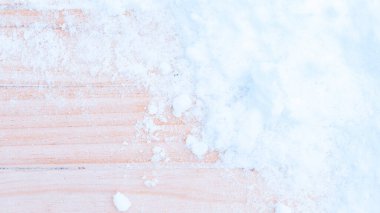 Kış ağacı. Eski kırsal duvarlı bir Noel tahtası, beyaz donmuş kar. Kış ahşap doku arka planı. inimal düzlük