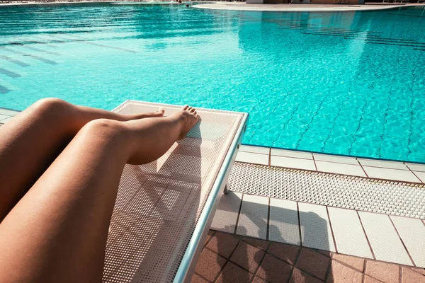 夏の楽しいビーチ ビキニ水着の幸せな若いセクシーな女の子 リゾートチェアのサングラス 豪華なホテルブルーウォータープールでリラックスしたラウンジ スパと日光浴屋外 — ストック写真