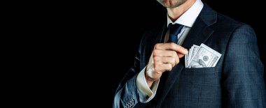 Amerikan Doları. İş adamı elinde Amerikan parası, nakit para tutuyor. Yüz dolarlık özgeçmiş