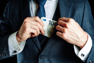 Avro parası. Zengin işadamı Avrupa 'nın parasını elinde tutuyor. Nakit Euro fatura geçmişi