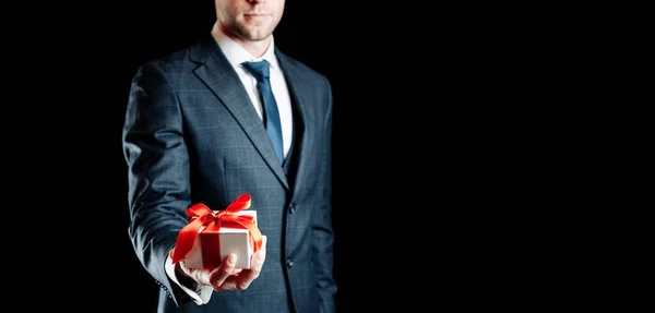 Άνθρωπος Δώρο Ευτυχισμένος Νεαρός Επιχειρηματίας Κρατώντας Δώρο Έκπληξη Κουτί Δώρο — Φωτογραφία Αρχείου