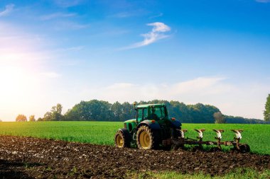 Traktör çiftliği. Manzara arazisindeki tarım çiftliği makineleri. Ekin için tarım makinesi ekipmanları. Traktör çiftlik alanı kavramı