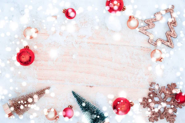 Sneeuwhout Achtergrond Kerstbord Met Oude Rustieke Muur Witte Bevroren Sneeuwvlok — Stockfoto