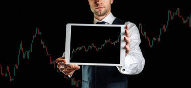 Veri analizi Satmak, satın almak ve kâr payı istatistiklerini analiz etmek için finans başvurusu elinde tutan bir işadamı. Dijital ekranda yatırım teknolojisi uygulaması. Çevrimiçi başarı arkaplanı