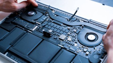 Bilgisayar bakımı. Donanım geçmişinde dizüstü bilgisayarı olan bilgisayar teknisyeni tamir servisi. Bakım mühendisi desteği. Elektronik teknoloji geliştirme kavramı