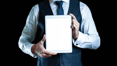 Ekran modeli. Boş tablet iş adamının elinde. Siyah afiş arka planında izole edilmiş akıllı ekran aygıtını düzenle. Oyun tasarımı, mobil uygulama sunumu veya portföy modellemeleri