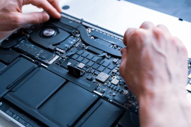 Bilgisayar kontrolleri. Tamir mühendisi desteği. Donanım geçmişinde dizüstü bilgisayarı olan bilgisayar teknisyeni servisi. Elektronik teknoloji geliştirme kavramı