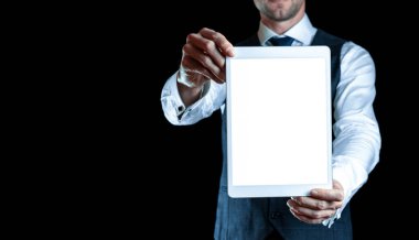 Aygıt modelleri. Seyyar tablet ekranı tutan bir iş adamı. Akıllı teknoloji aygıtı siyah afiş arka planında izole edilmiş. Uygulama veya web sitesi tasarım projesi için model