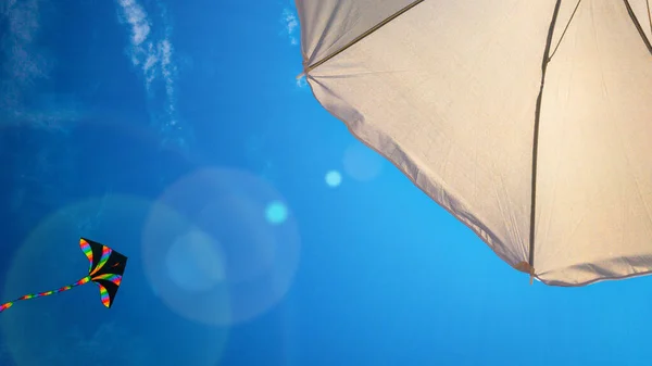 Vliegerwolken Kleurrijk Vliegend Speelgoed Vlieger Vliegen Blauwe Wind Lucht Achtergrond — Stockfoto